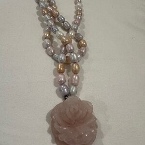 Pearl necklace with flower pendant